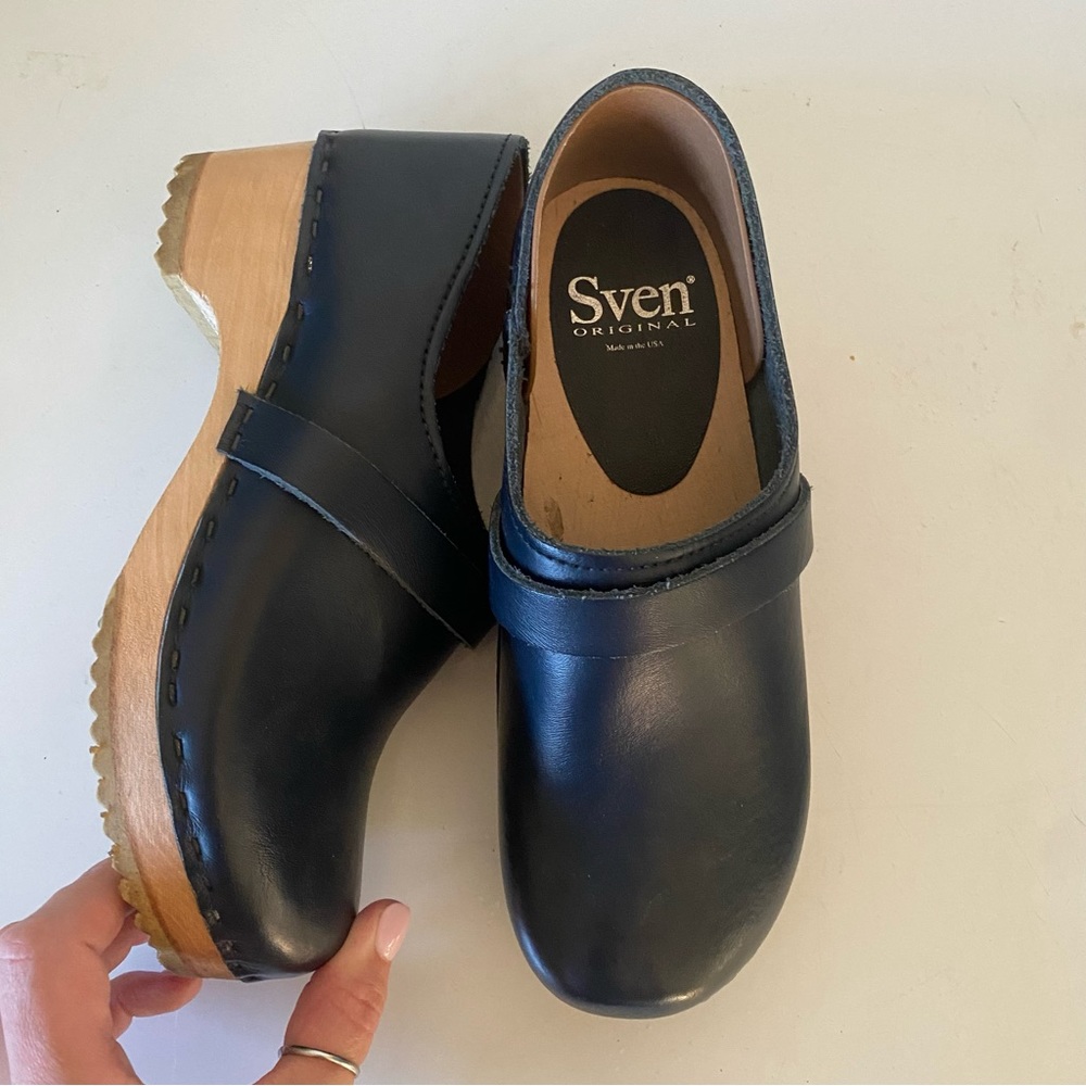 Sven navy leather closed back clogs sz 35 US 5 retails $225